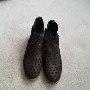 Bronze perforated bootie